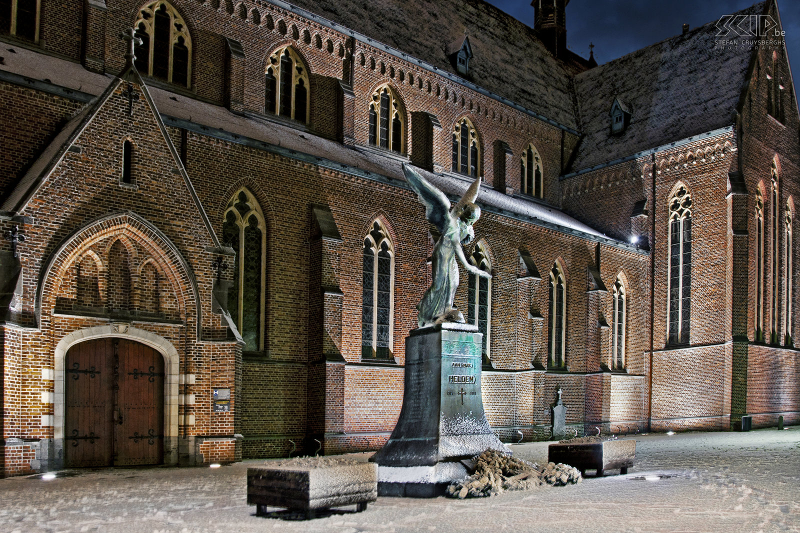 Lommel by night - Sint-Pietersbandenkerk De kerktoren van de Sint Pietersbandenkerk is 53m hoog en werd gebouwd rond 1500 en is een voorbeeld van Kempische gothiek. De rest van de kerk werd gebouwd in 1902. In 1920 werd ter nagedachtenis van de Lommelse gesneuvelden in beide wereldoorlogen een monument opgericht. Het bronzen beeld is van de hand van de Antwerpse kunstenaar Frans Jochems en staat naast de kerk. Stefan Cruysberghs